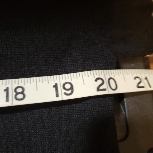 Uniqlo  100% wool vneck  black sweater basic closet staple - Picture 5 of 7